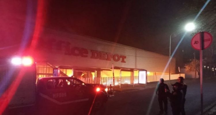 Incendio en Office Depot es controlado por cuerpo de bomberos